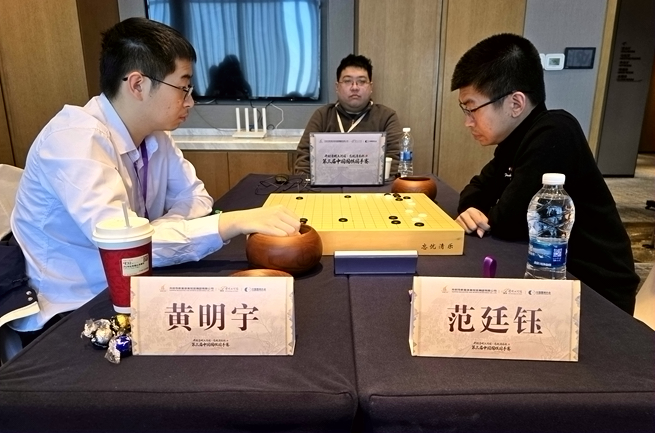 范廷钰(右)对阵黄明宇。东说念主民网记者 胡雪蓉摄