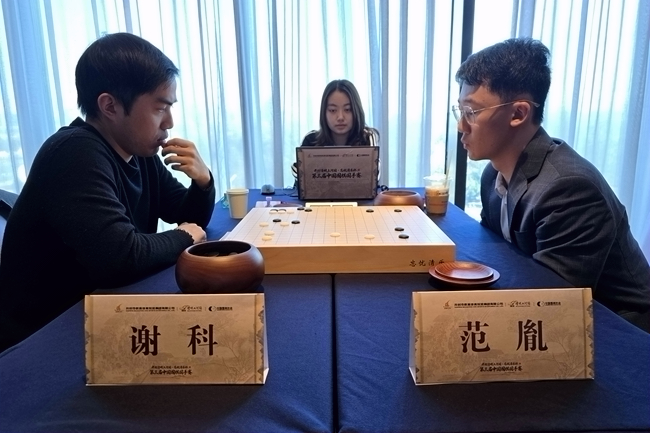 谢科(左)对阵范胤。东说念主民网记者 胡雪蓉摄