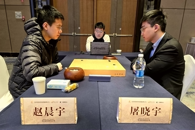 屠晓宇(右)对阵赵晨宇。东说念主民网记者 胡雪蓉摄