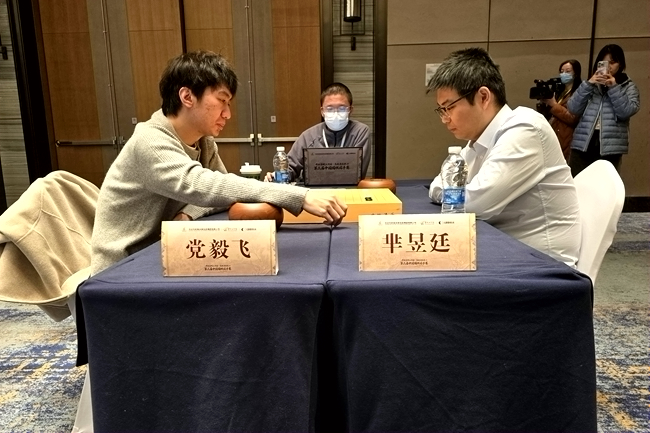 党毅飞(左)对阵芈昱廷。东谈主民网记者 胡雪蓉摄