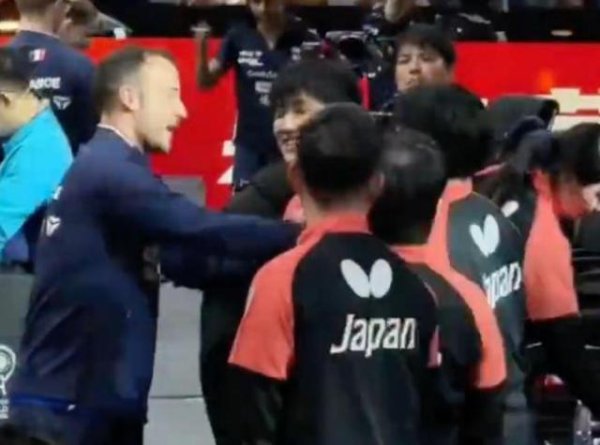 张本智和连输6局后崩溃！敌手主动摸头安危：看他那样真让东说念主深爱