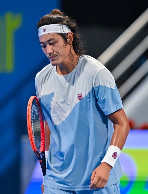 迪拜站-张之臻再遭翻盘 1-2不敌卢布列夫留步首轮