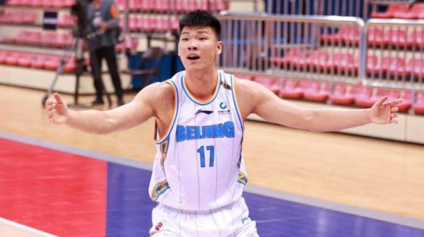 北京球员范子铭在新疆打出生价后，被北京总司理秦晓雯为进军其加盟广东而签下，秦晓雯只看冠军不吝重金算帐宿将