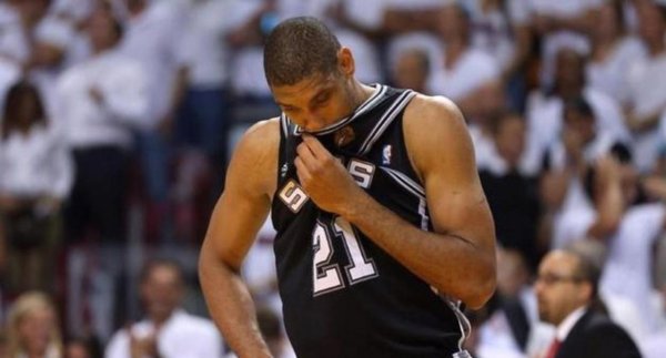 快船输了20分没东说念主骂裁判，全场镜头却全盯着伦纳德的胳背，20岁的霍姆格伦弓着腰陡然眼神亮起令东说念主动容