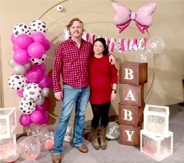 她曾代表中国夺世锦赛亚军，后嫁去好意思国，42岁为白东谈主老公生双胞胎