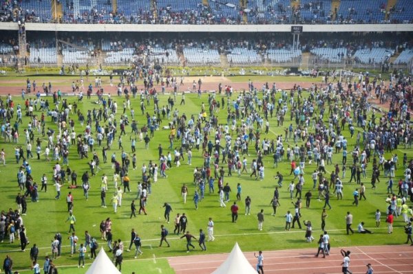 多数球迷冲场! 印媒: 因处罚紊乱+安全原因 梅西被动提前戒指绕场