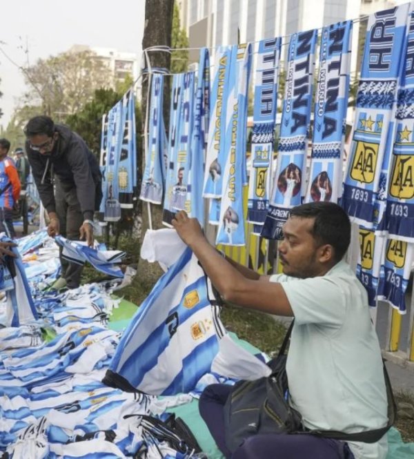 梅西引印度豪恣！球迷为他作画活龙活现，45东说念主27天建21米雕像