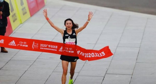 姆妈跑者丁常琴以1小时12分15秒夺冠引热议，激发对于行状选手与业余跑者差距的热烈照顾，黄石半程马拉松赛场爆发精彩对决