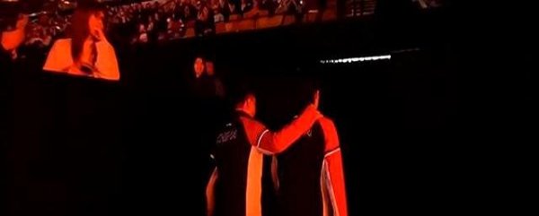 1幕衰颓：王皓抿嘴收名牌，与张本智和合手手黑脸，短暂被抓拍