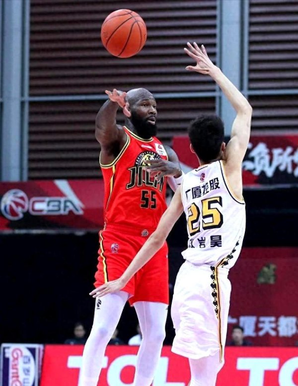 卫冕冠军惨遭辽宁打败，显现3大严重隐患，杨鸣叱咤裁判过于偏私！