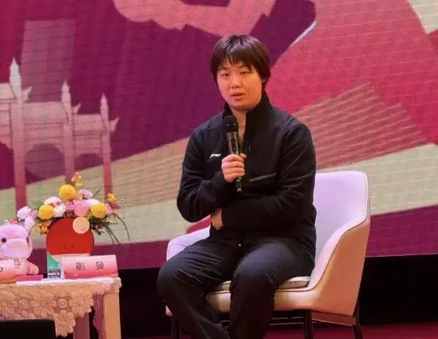 国球燃芳华冠军进校园！蒯曼现身华南农业大学，任特约引导员、名誉讲解！