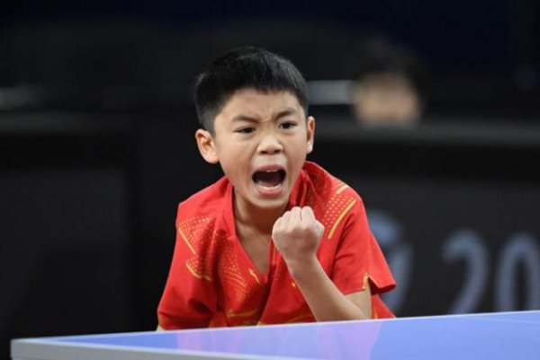 致意樊振东！国乒9岁天才新星崛起夺两连冠：发球+反手酷似小胖