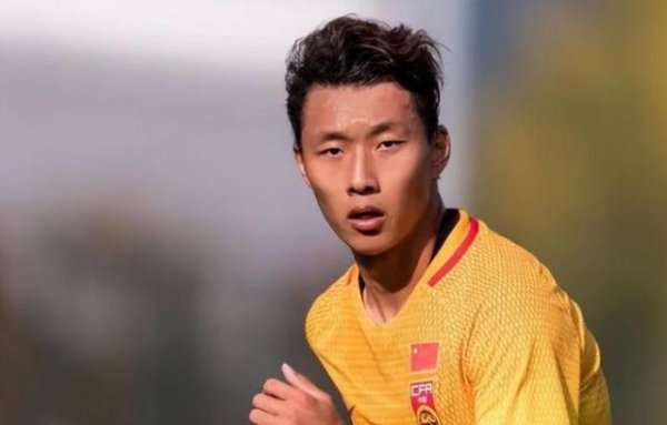 27岁的前成王人蓉城主力中卫官宣退役，曾是徐正源爱将，激勉热议