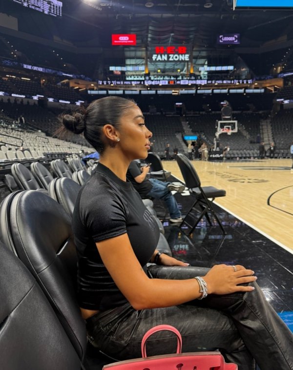 索汉网红女友晒不雅赛照：又是一场比赛 又换了一套造型