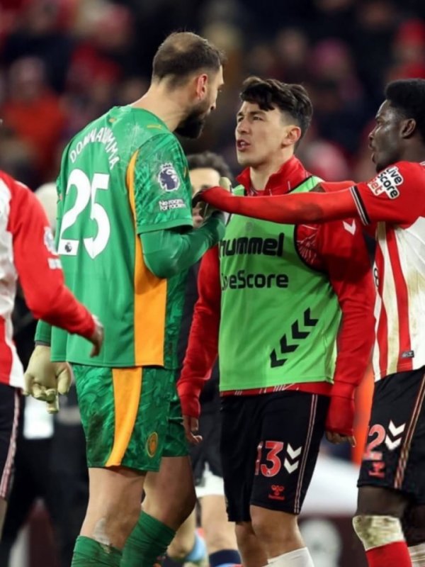 与多纳鲁马突破！桑德兰球员社媒：阿谁大个子跑过来祝我新年欣慰