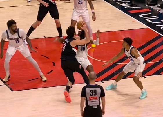 很致命！阿夫迪亚过错时刻出现报复犯规 征战者交出球权