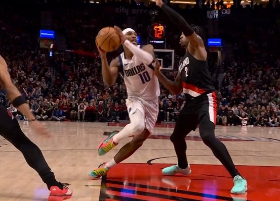 是个好防！布威轻松形成乐福犯规 勾引者挑战到手拿回球权