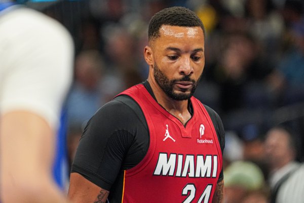 鲍威尔：替补发扬出色让敌手打得举步维艰 咱们离不开他们的火力