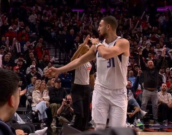 短暂开火！克莱压哨三分&小节连中追平开采者